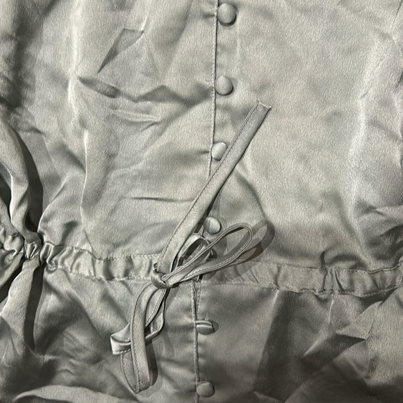 Levi's Green Tie Front Blouse Satin “The Statement Blouse” - Picture 5 of 5